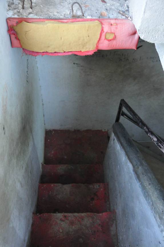 Uma espuma protege a cabeça dos mais distraídos ao descer a escadaria da torre da Igreja La Merced, em Granada, na Nicarágua